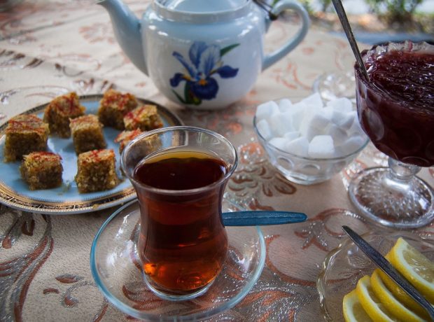 Çayxana sahibi və müştəriləri cəzalandırıldı