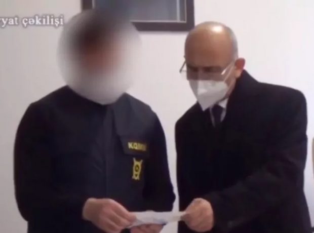 Masallı rayon Mərkəzi Xəstəxanasının direktoru Cəlil Nəzərovun həbs olunması videosu yayıldı.