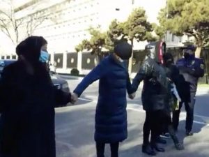 Şəhid anaları bu gün Bakıda nəqliyyatın hərəkətini bağlayıblar.