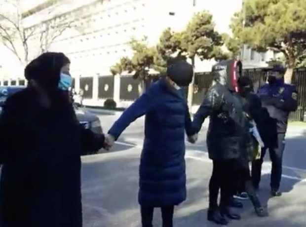 Şəhid anaları bu gün Bakıda nəqliyyatın hərəkətini bağlayıblar.
