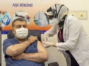 Türkiyənin səhiyyə naziri canlı yayımda peyvənd olundu – Video
