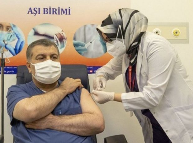 Türkiyənin səhiyyə naziri canlı yayımda peyvənd olundu – Video