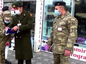 Şəhərdə hərbi formada gəzənlərə qarşı reydlər başladı – VIDEO