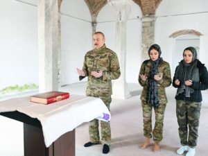 Prezident və ailəsi Şuşada məsciddə – FOTOLAR