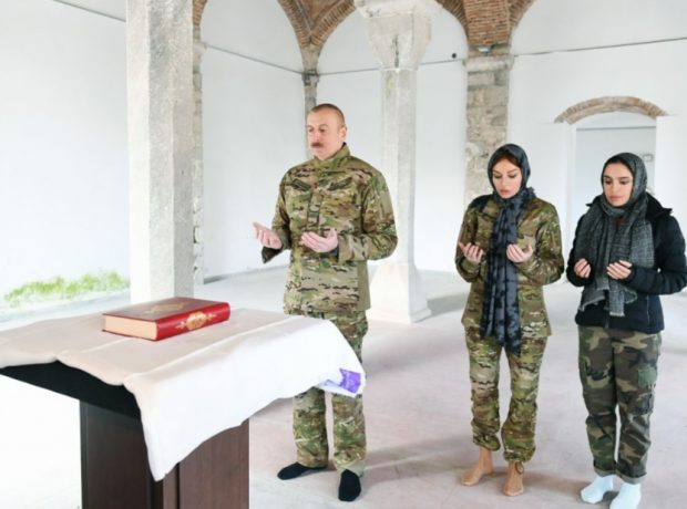 Prezident və ailəsi Şuşada məsciddə – FOTOLAR