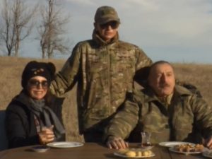 Prezident Cıdır düzündə paxlava ilə çay içdi – VİDEO