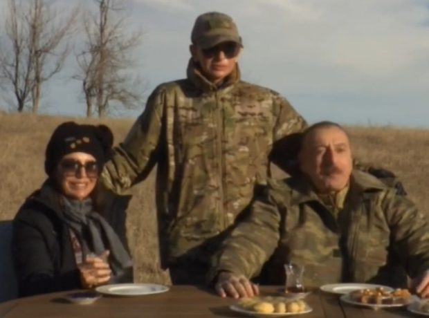 Prezident Cıdır düzündə paxlava ilə çay içdi – VİDEO