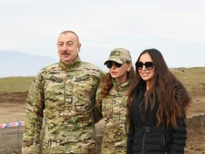 İlham Əliyev və ailəsinin səfərdən FOTOLAR