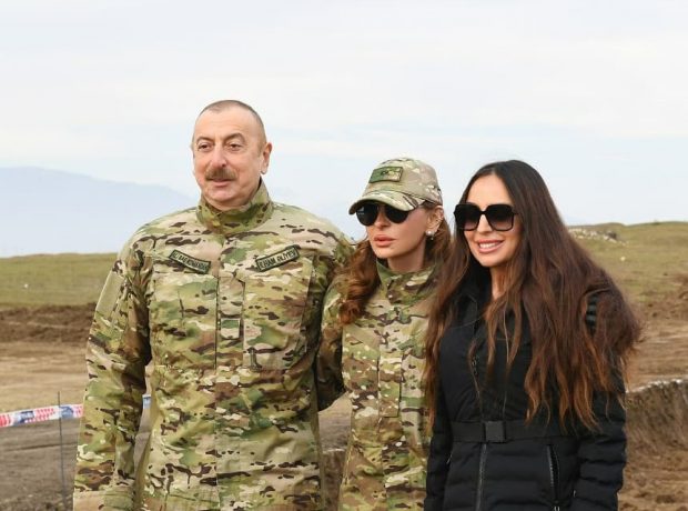 İlham Əliyev və ailəsinin səfərdən FOTOLAR