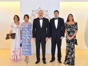Arzu Əliyevanın bu gün doğum günüdür.