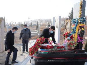 Millət vəkili Anar Məmmədov Naftalanın icra başçısı Vüqar Novruzov şəhidlərin məzarını ziyarət edib. FOTO