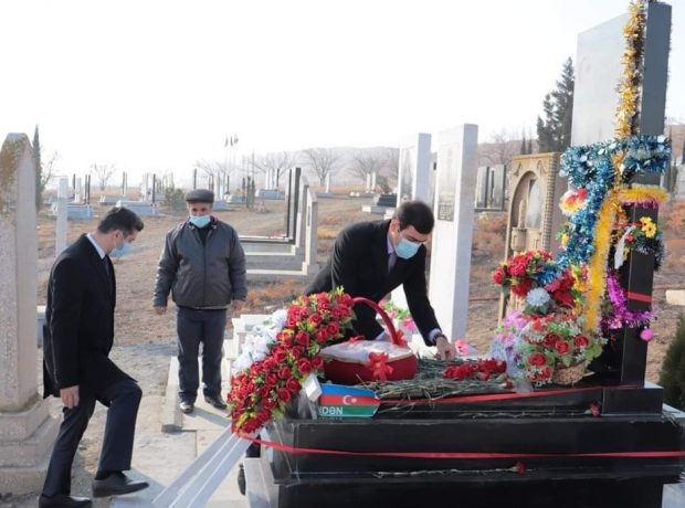 Millət vəkili Anar Məmmədov Naftalanın icra başçısı Vüqar Novruzov şəhidlərin məzarını ziyarət edib. FOTO