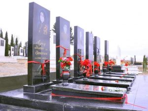 Deputat Anar Məmmədov Naftalanda rayon rəhbəri ilə birgə şəhid olmuş mülki vətəndaşların məzarlarını ziyarət ediblər. FOTOLAR