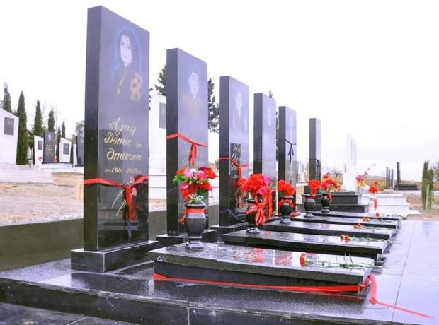 Deputat Anar Məmmədov Naftalanda rayon rəhbəri ilə birgə şəhid olmuş mülki vətəndaşların məzarlarını ziyarət ediblər. FOTOLAR