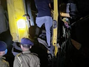 Hindistanda faciə: Yük maşını yatan insanların üstünə aşdı