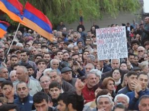 Ermənistanda Paşinyanın istefası tələbi ilə mitinqlər keçirilir – VİDEO