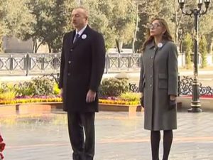 Prezidentlə xanımı Xocalı abidəsini ziyarət etdi – VİDEO