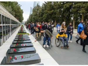 Gənclər bayram günündə Ulu Öndər Heydər Əliyevin büstünü ziyarət ediblər-FOTO