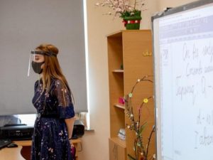 Müəllimlər dərs vaxtı maskadan əlavə olaraq üz sipərindən də İSTİFADƏ EDƏCƏK