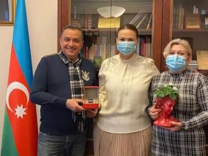 Millət vəkili Qənirə Paşayeva əməkdar artist Çingiz Əhmədovu xanımı ilə qəbul edib FOTO