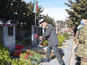 Müdafiə Nazirliyinin nümayəndə heyəti Mübariz İbrahimovun xatirəsini yad etdi
