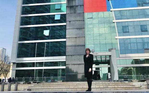 Vendi Morton “Azad qadın” heykəlinin qarşısında-FOTO