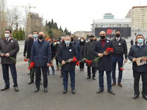 Nazirliyin kollektivi Xocalı soyqırımı abidəsini ziyarət edib-FOTO