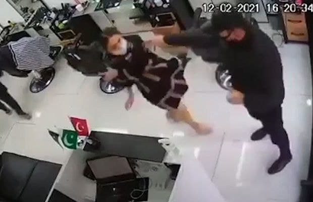 Qadına qarşı kobudluq edən polis vəzifəsindən uzaqlaşdırıldı-VİDEO