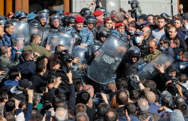 Etirazçılar İrəvanda hökumət binasına daxil oldu – VİDEO