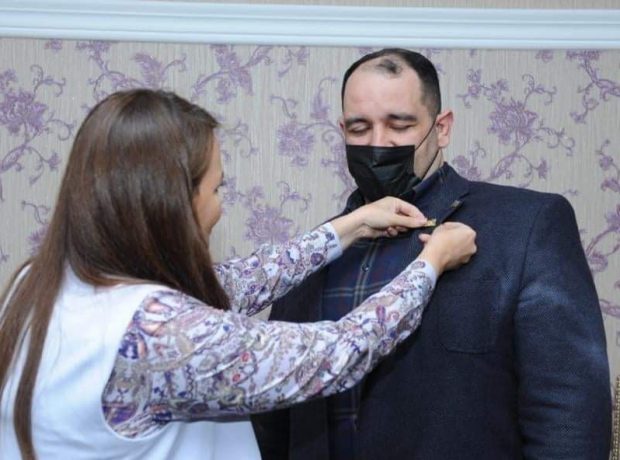 Millət vəkili Qənirə Paşayeva Qarabağ qazisi İlham Zəkiyevi təbrik etdi-FOTO