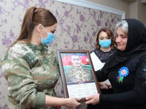 Şəhid anası Qənirə Paşayevanı təbrik etdi – FOTOLAR