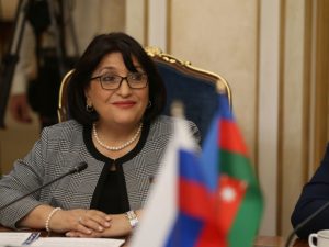 Spikerdən xanımlara təbrik: “Zərifliyin, gözəlliyin nişanəsisiniz”