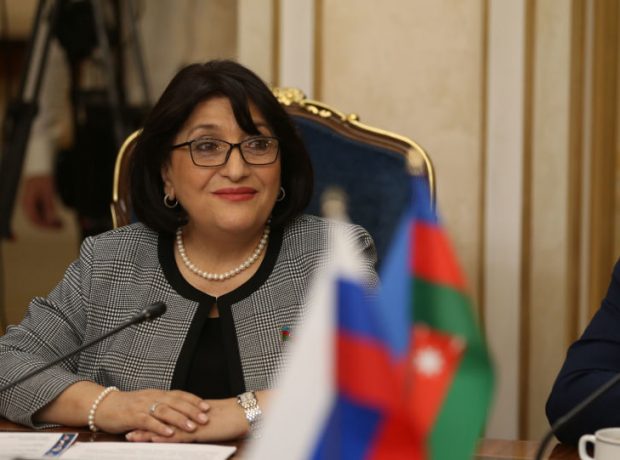 Spikerdən xanımlara təbrik: “Zərifliyin, gözəlliyin nişanəsisiniz”