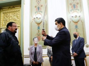 image-maduro-espada-steven-seagal-twitter-nicolasmaduro