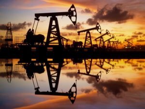 image-107065218-1653293244892-gettyimages-1323151704-oil-pumps-and-rig-at-sunset