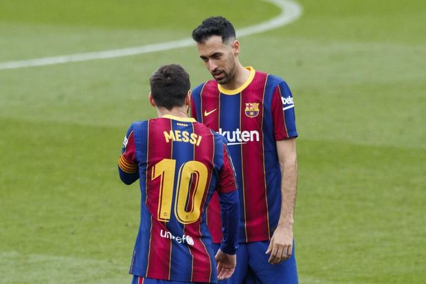 image-05-sergio-busquets-of-fc-barcelona-talking-with-10-leo-messi-of-fc-barcelona-during-spanish-la-liga-match-between-fc-barcelona-and-cadiz-cf-on-february-21-of-2021-barcelona-spain-photo-by-xavier-boni