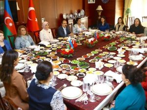 image-turkiyenin-azerbaycandaki-sefiri-milli-meclisin-xanim-deputatlarini-seher-yemeyine-devet-edibler-253365