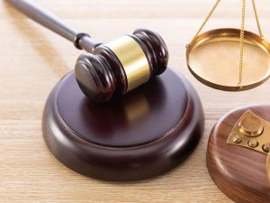 image-high-angle-shot-gavel-scale-wooden-surface_181624-33848-pic_32ratio_900x600-900x600-86131