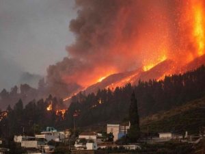 image-lava-bajando-hacia-las-casas-614869ad6970c