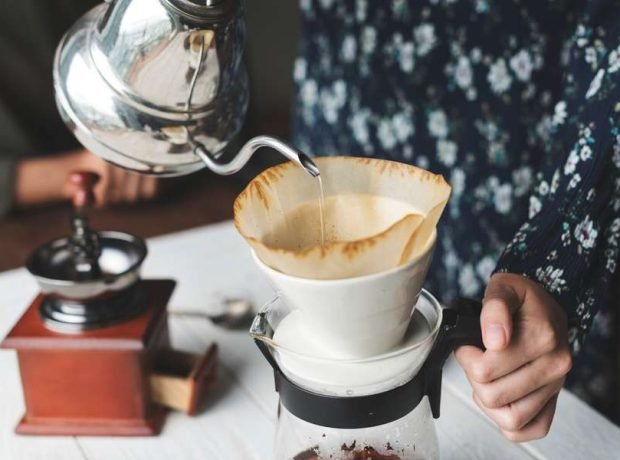 image-aerial-view-person-making-drip-coffee_53876-30608-pic_32ratio_900x600-900x600-25862