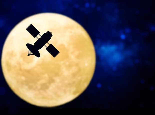 image-satellite-silhouette-over-a-full-moon-pic_32ratio_900x600-900x600-8394