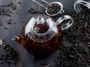 image-black-tea-with-dry-tea-teapot-wooden-surface-pic_32ratio_900x600-900x600-97357