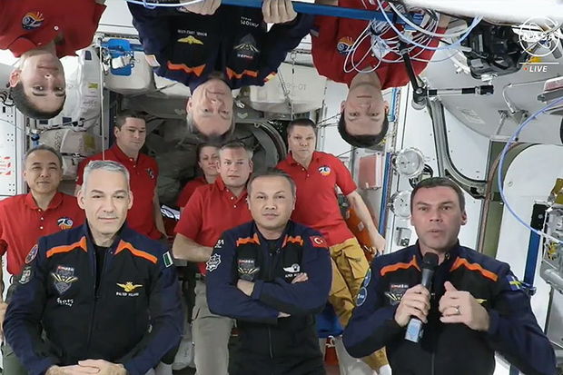 image-blog_ax3_crew_farewell
