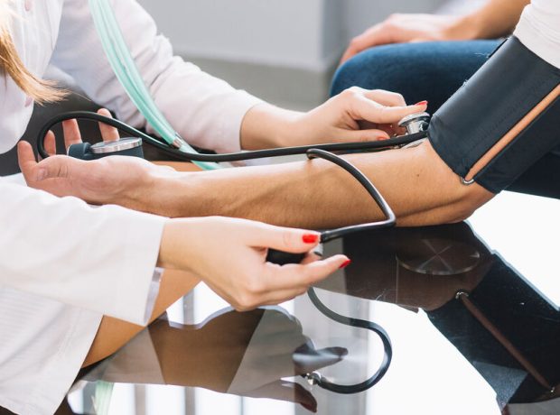 image-crop-medic-measuring-pressure-to-patient-pic_32ratio_900x600-900x600-15935