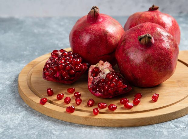 image-sliced-ripe-pomegranate-wooden-board-pic_32ratio_900x600-900x600-31204