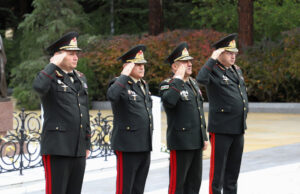 Dövlət Xidməti əməkdaşları Heydər Əliyevin və Zərifə Əliyevanın məzarını ziyarət edib – FOTO