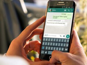 image-rosario-argentina-august-8-2017-girl-with-smartphone-in-her