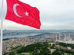 image-turkiyenin-en-buyuk-bayragi-camlica-tepesi-aa-1566744