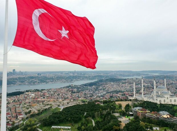 image-turkiyenin-en-buyuk-bayragi-camlica-tepesi-aa-1566744