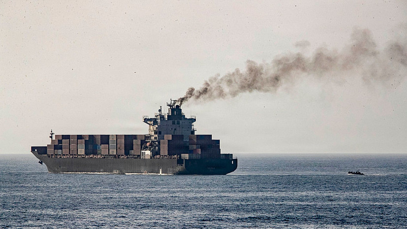 Hörmüz boğazında gərginlik: İİKK iki gəmini saxladı